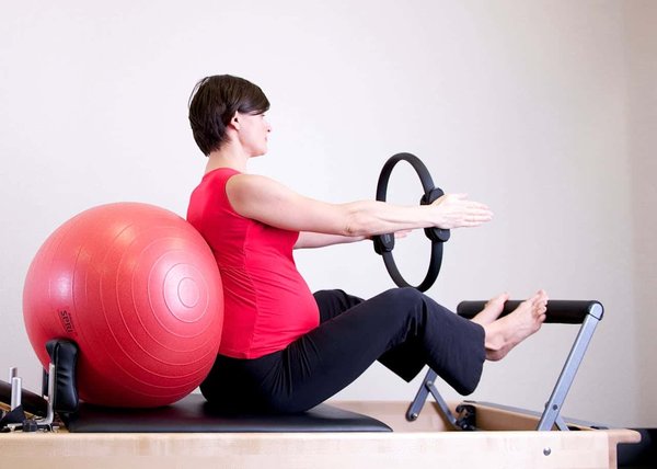 Comment les exercices de Pilates peuvent-ils aider les femmes en post-partum à récupérer leur forme physique?