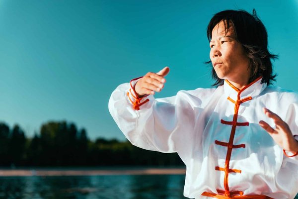 Quels exercices de tai chi sont préconisés pour les seniors souffrant d'hypertension ?